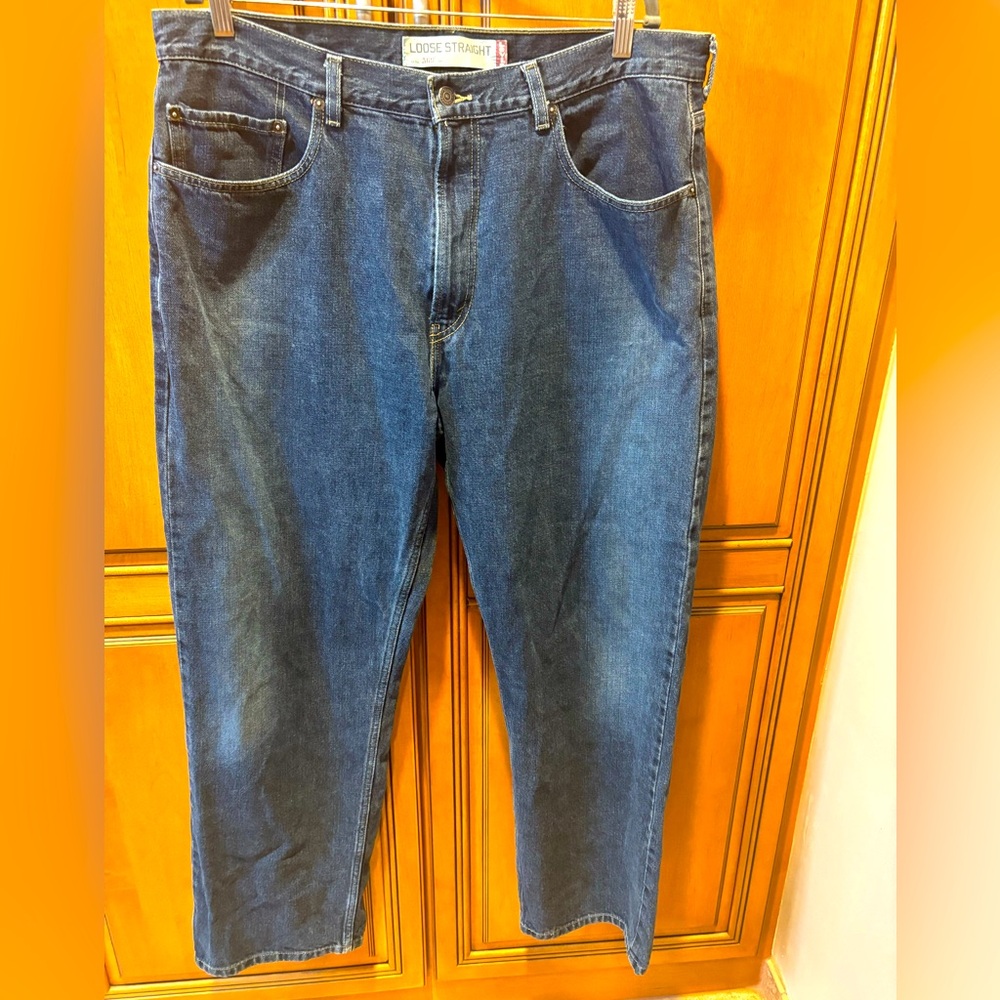 569 Men's Levi's Blue Relaxed Fit Jeans for Everyday Comfort. Size: 36 x 32